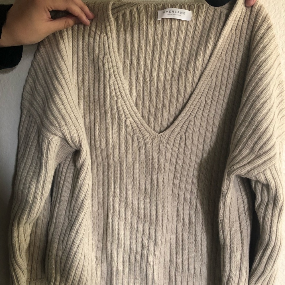 everlane ribbed wool-cashmere crop v-neck